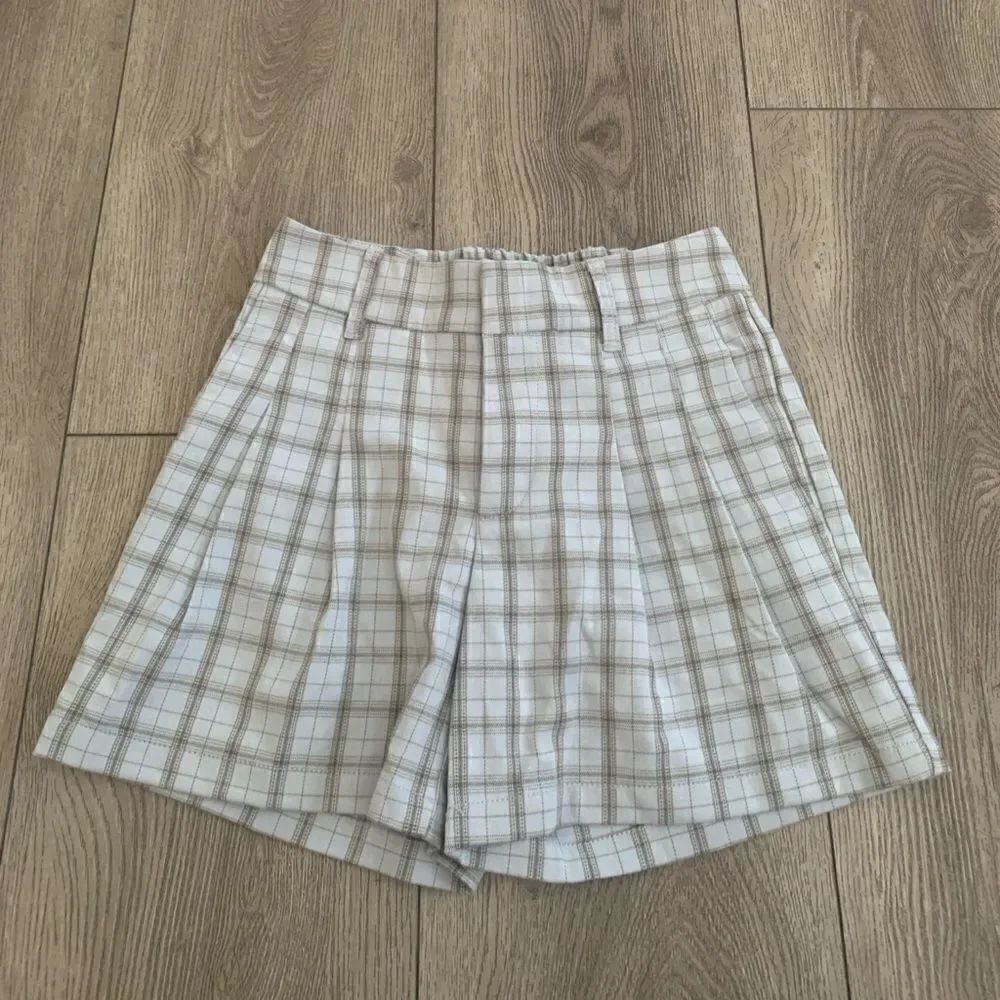 Urban outfitters woman’s used plaid shorts in good condition